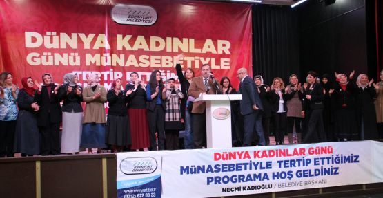 Kadınlara karanfil dağıttı