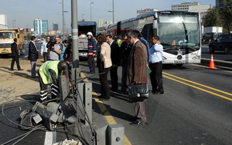 Metrobüs Yoldan Çıktı!