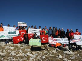 Şehitleri anmak için zirveye çıktılar