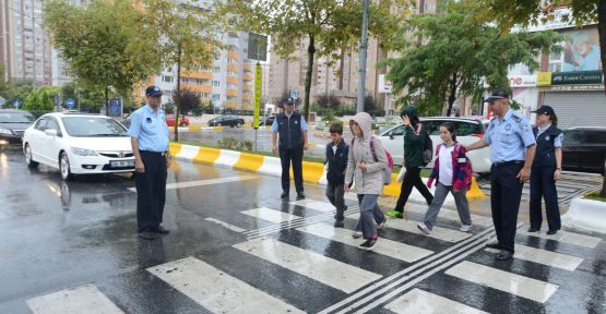 Zabıtadan Öğrencilere Hizmet…